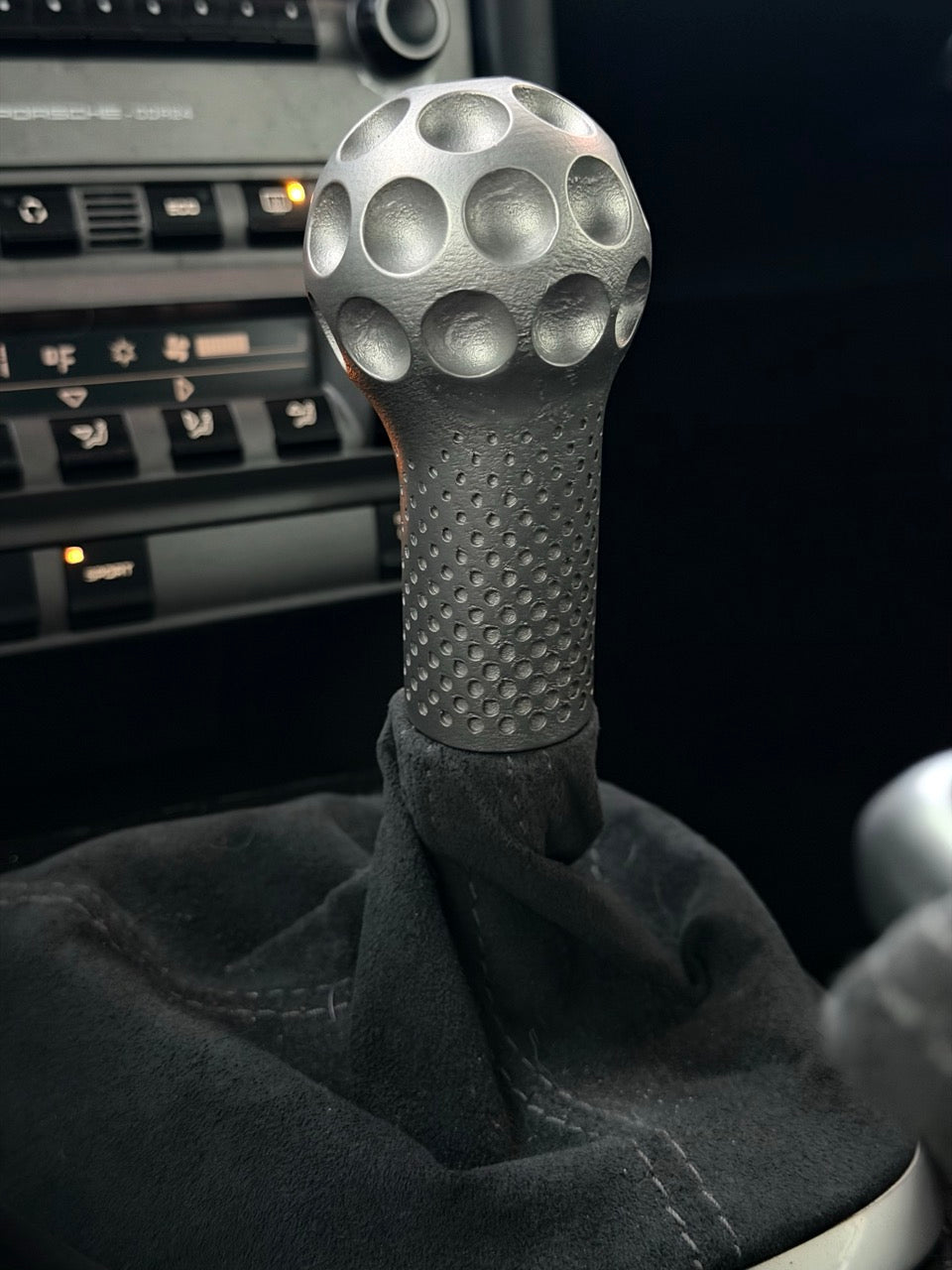 Shift knob for 997/987/996/986 - Golf ball pattern